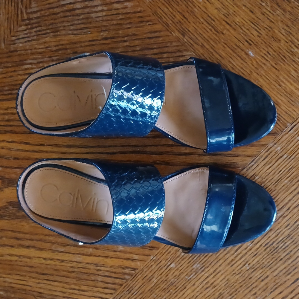 CALVIN KLEIN FAUX ANIMAL DESIGN SANDALS WITH HEELS